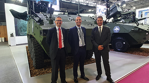 Eurosatory: Kappa optronics und GDELS-Mowag geben Partnerschaft für gemeinsame Entwicklung von DVE für Piranha IV bekannt. Von links: Sebastian Vreemann, CSO Kappa optronics GmbH, Giuseppe Chillari, Vice President Wheeled Vehicles & Managing Director GDELS-Mowag GmbH | General Dynamics European Land Systems, Johannes Overhues, Mitgesellschafter und CEO Kappa optronics GmbH