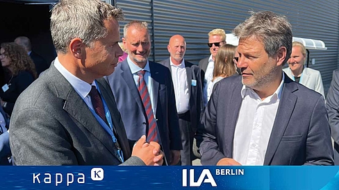 Johannes Overhues, Mitgesellschafter und CEO Kappa optronics im Gespräch mit Minister Dr. Robert Habeck|Kappa optronics ILA 2022