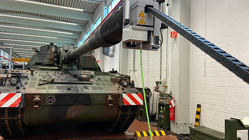 Set-up with tank howitzer 2000, inspection from the muzzle side, mounted barrel, 2.50 m height