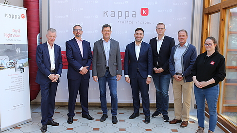 Visit to Kappa optronics | Group photo: Stefan Ilse (Kappa COO), Sebastian Vreemann (Kappa CSO/Shareholder), Dr. Patrick Jung (Member of the Göttingen district council), Konstantin Kuhle (Member of the German Bundestag), Nico Hanelt, Lorenz Hanelt, Viola Haars (Kappa production technician)