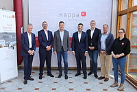 Visit to Kappa optronics | Group photo: Stefan Ilse (Kappa COO), Sebastian Vreemann (Kappa CSO/Shareholder), Dr. Patrick Jung (Member of the Göttingen district council), Konstantin Kuhle (Member of the German Bundestag), Nico Hanelt, Lorenz Hanelt, Viola Haars (Kappa production technician)