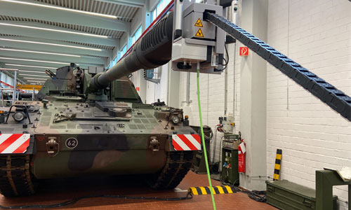 Set-up mit Panzerhaubitze 2000, Inspektion von der Mündungsseite bei montiertem Rohr, 2.50 m Höhe Set-up mit Panzerhaubitze 2000, Inspektion von der Mündungsseite bei montiertem Rohr, 2.50 m Höhe | Kappa optronics