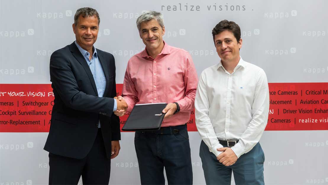 Der Vertrag ist unterzeichnet. JohanneEurodrohne: Airbus vergibt Großauftrag an Kappa optronics s Overhues, CEO von Kappa, mit José-Maria Hernandez-Garcia und Miguel Angel Escudero Garcia, Beschaffungsabteilung Airbus DS. 